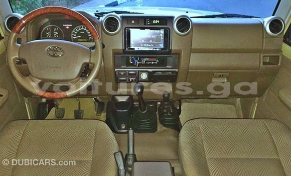 Acheter Import Voiture Toyota Land Cruiser Beige à Import - Dubai, Estuaire Acheter Import Voiture Toyota Land Cruiser Beige à Import - Dubai, Estuaire