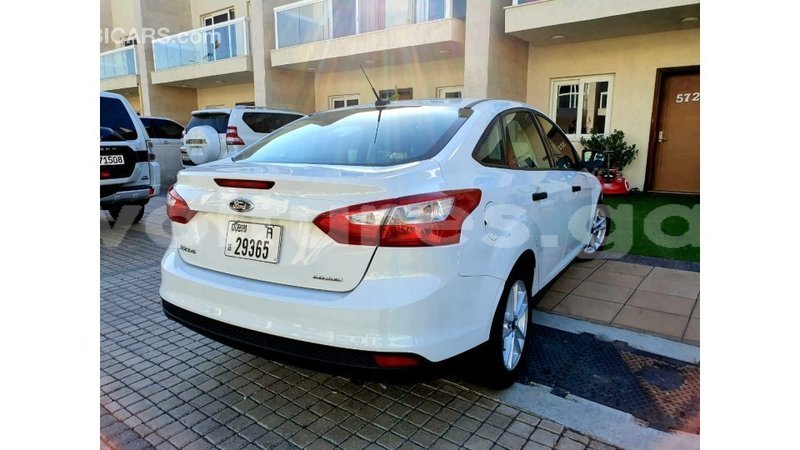 Big with watermark ford focus estuary import dubai 6860