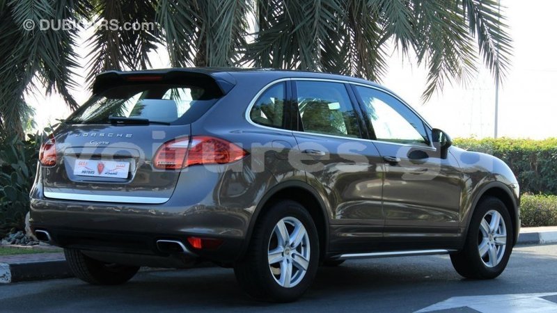 Big with watermark porsche cayenne estuary import dubai 6872