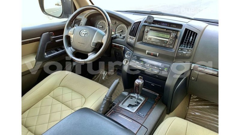 Big with watermark toyota land cruiser estuary import dubai 6878