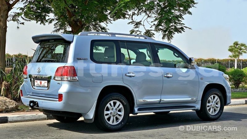 Big with watermark toyota land cruiser estuary import dubai 6878