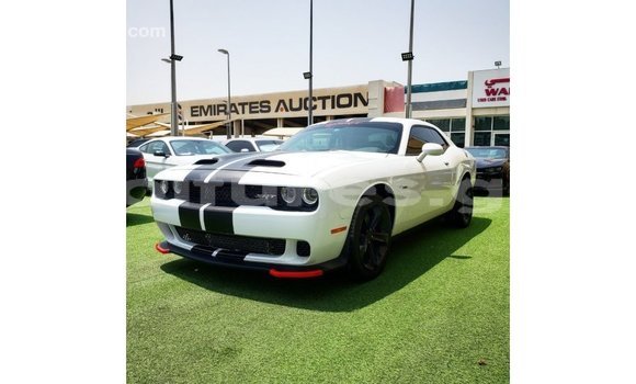 Acheter Import Voiture Dodge Challenger Blanc à Import - Dubai, Estuaire Acheter Import Voiture Dodge Challenger Blanc à Import - Dubai, Estuaire