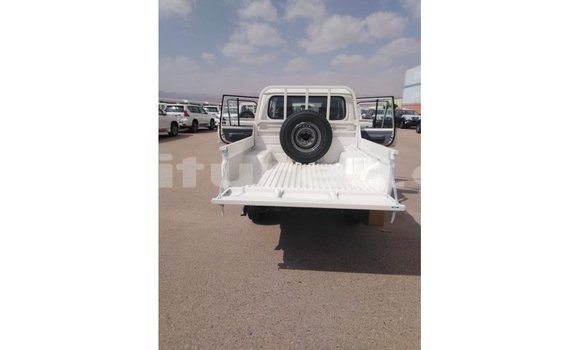 Buy Import Toyota Land Cruiser White Car in Import - Dubai in Estuary Buy Import Toyota Land Cruiser White Car in Import - Dubai in Estuary