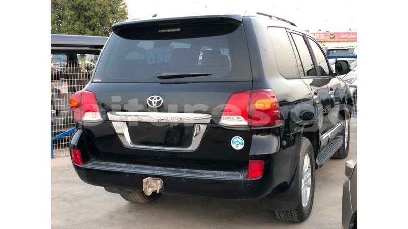 Big with watermark toyota land cruiser estuary import dubai 6910