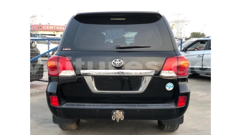 Big with watermark toyota land cruiser estuary import dubai 6910