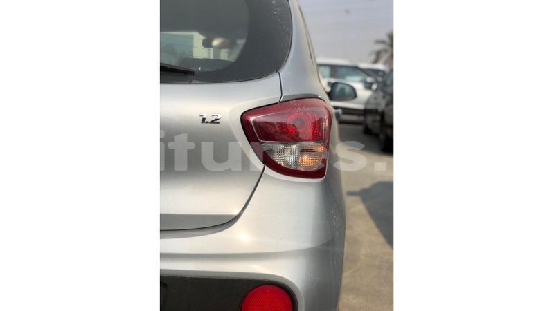 Big with watermark hyundai i10 estuary import dubai 6921