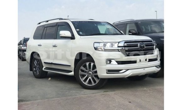 Buy Import Toyota Land Cruiser White Car in Import - Dubai in Estuary