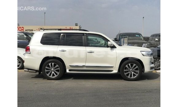 Acheter Import Voiture Toyota Land Cruiser Blanc à Import - Dubai, Estuaire Acheter Import Voiture Toyota Land Cruiser Blanc à Import - Dubai, Estuaire