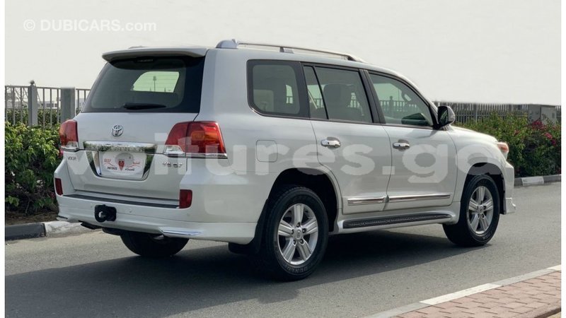 Big with watermark toyota land cruiser estuary import dubai 6955