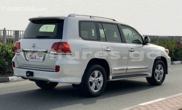 Sayi Imported Toyota Land Cruiser White Mota in Import - Dubai a estuary Sayi Imported Toyota Land Cruiser White Mota in Import - Dubai a estuary