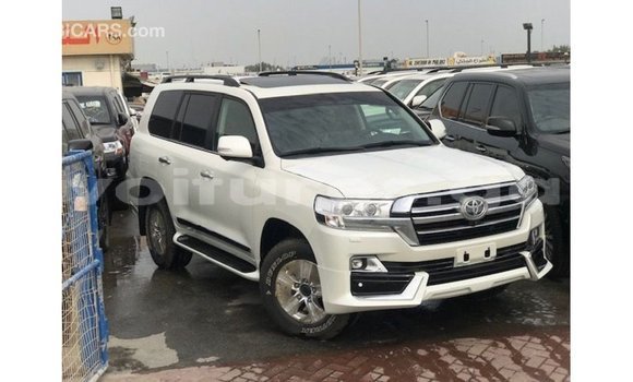 Acheter Import Voiture Toyota Land Cruiser Blanc à Import - Dubai, Estuaire Acheter Import Voiture Toyota Land Cruiser Blanc à Import - Dubai, Estuaire