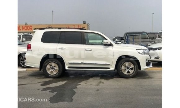Acheter Import Voiture Toyota Land Cruiser Blanc à Import - Dubai, Estuaire Acheter Import Voiture Toyota Land Cruiser Blanc à Import - Dubai, Estuaire