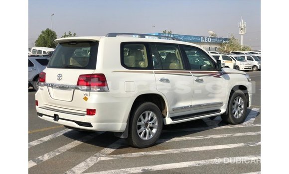 Sayi Imported Toyota Land Cruiser White Mota in Import - Dubai a estuary Sayi Imported Toyota Land Cruiser White Mota in Import - Dubai a estuary