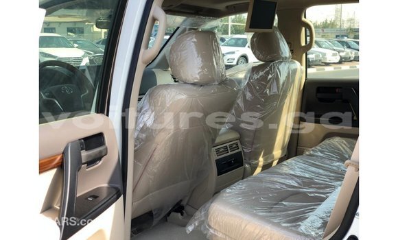 Sayi Imported Toyota Land Cruiser White Mota in Import - Dubai a estuary Sayi Imported Toyota Land Cruiser White Mota in Import - Dubai a estuary