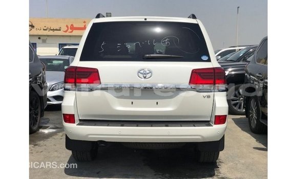 Sayi Imported Toyota Land Cruiser White Mota in Import - Dubai a estuary Sayi Imported Toyota Land Cruiser White Mota in Import - Dubai a estuary