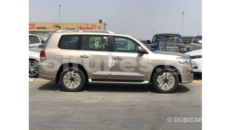 Big with watermark toyota land cruiser estuary import dubai 7019