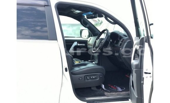 Sayi Imported Toyota Land Cruiser White Mota in Import - Dubai a estuary Sayi Imported Toyota Land Cruiser White Mota in Import - Dubai a estuary