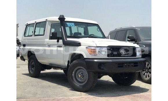 Buy Import Toyota Land Cruiser White Car in Import - Dubai in Estuary