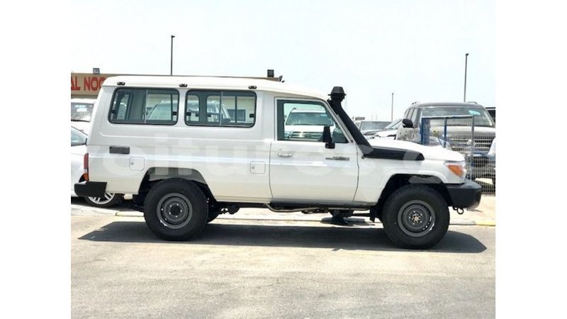 Big with watermark toyota land cruiser estuary import dubai 7027