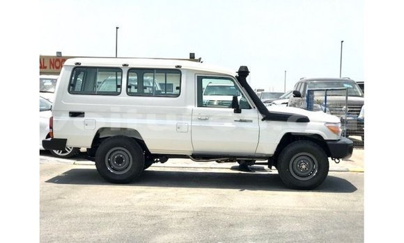Buy Import Toyota Land Cruiser White Car in Import - Dubai in Estuary Buy Import Toyota Land Cruiser White Car in Import - Dubai in Estuary