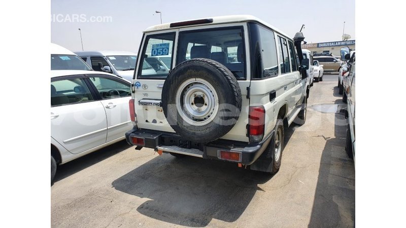 Big with watermark toyota land cruiser estuary import dubai 7039