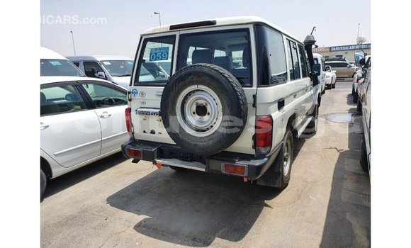 Acheter Import Voiture Toyota Land Cruiser Blanc à Import - Dubai, Estuaire Acheter Import Voiture Toyota Land Cruiser Blanc à Import - Dubai, Estuaire