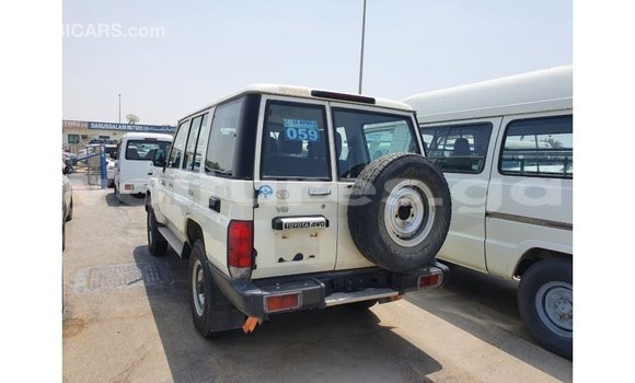 Acheter Import Voiture Toyota Land Cruiser Blanc à Import - Dubai, Estuaire Acheter Import Voiture Toyota Land Cruiser Blanc à Import - Dubai, Estuaire