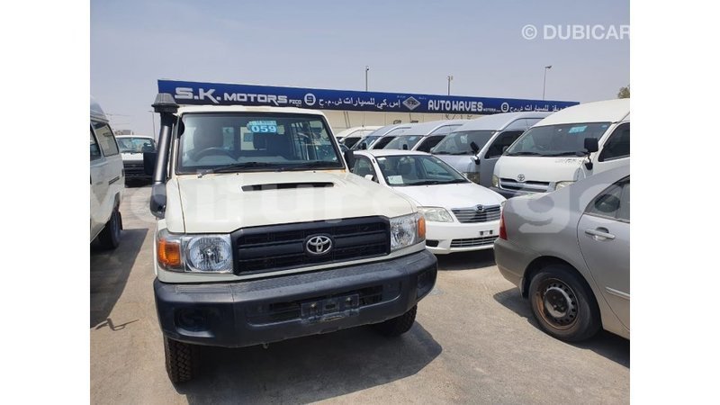 Big with watermark toyota land cruiser estuary import dubai 7039