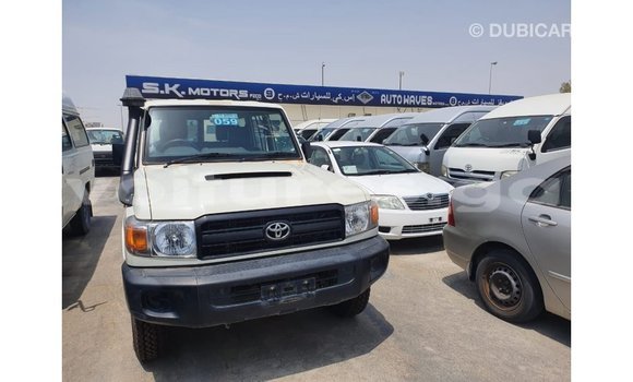 Acheter Import Voiture Toyota Land Cruiser Blanc à Import - Dubai, Estuaire Acheter Import Voiture Toyota Land Cruiser Blanc à Import - Dubai, Estuaire