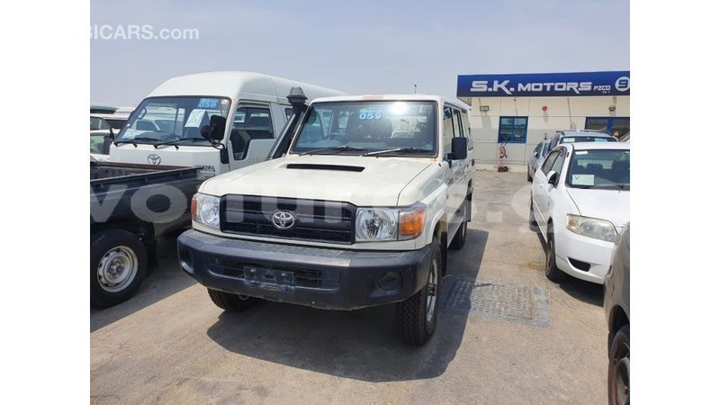 Big with watermark toyota land cruiser estuary import dubai 7039