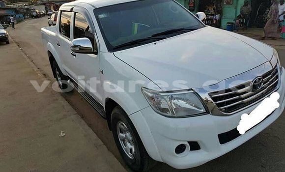 Sayi Na hannu Toyota Hilux White Mota in Libreville a estuary Sayi Na hannu Toyota Hilux White Mota in Libreville a estuary