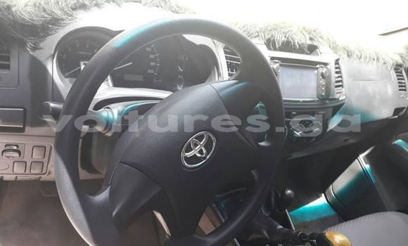 Sayi Na hannu Toyota Hilux White Mota in Libreville a estuary Sayi Na hannu Toyota Hilux White Mota in Libreville a estuary