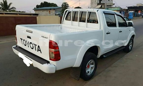 Sayi Na hannu Toyota Hilux White Mota in Libreville a estuary Sayi Na hannu Toyota Hilux White Mota in Libreville a estuary
