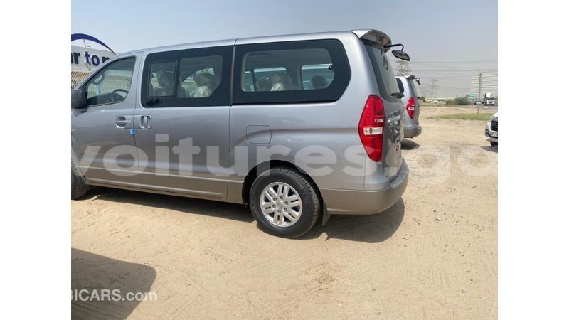 Big with watermark hyundai chorus estuary import dubai 7051