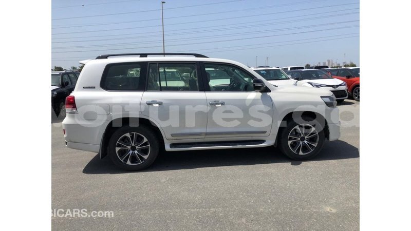 Big with watermark toyota land cruiser estuary import dubai 7059