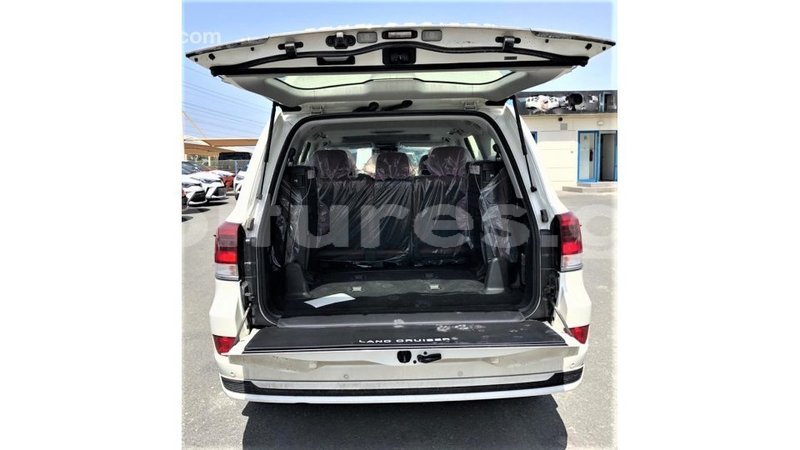 Big with watermark toyota land cruiser estuary import dubai 7059