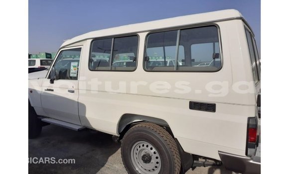 Buy Import Toyota Land Cruiser White Car in Import - Dubai in Estuary Buy Import Toyota Land Cruiser White Car in Import - Dubai in Estuary