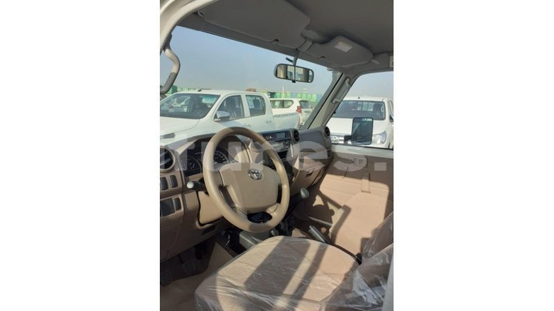 Big with watermark toyota land cruiser estuary import dubai 7064