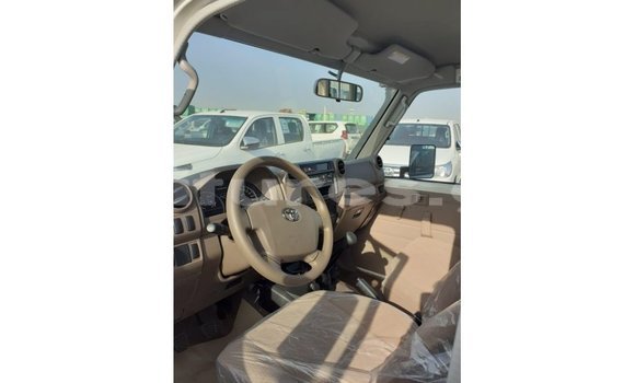 Buy Import Toyota Land Cruiser White Car in Import - Dubai in Estuary Buy Import Toyota Land Cruiser White Car in Import - Dubai in Estuary