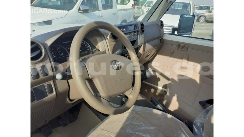 Big with watermark toyota land cruiser estuary import dubai 7064