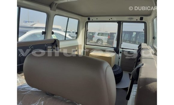 Buy Import Toyota Land Cruiser White Car in Import - Dubai in Estuary Buy Import Toyota Land Cruiser White Car in Import - Dubai in Estuary