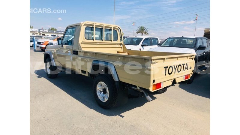 Big with watermark toyota land cruiser estuary import dubai 7067