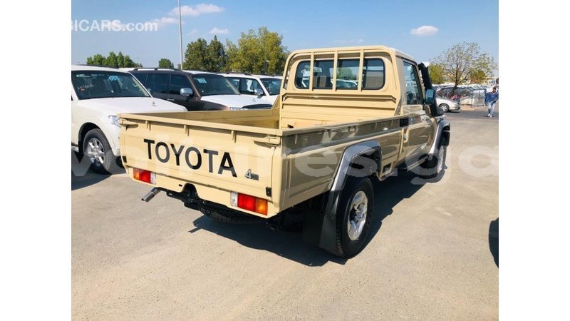 Big with watermark toyota land cruiser estuary import dubai 7067