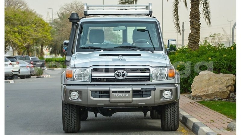 Big with watermark toyota land cruiser estuary import dubai 7068