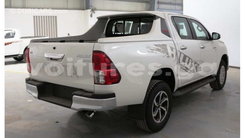 Big with watermark toyota hilux estuary import dubai 7069