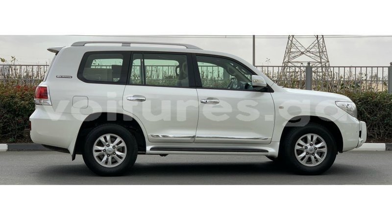 Big with watermark toyota land cruiser estuary import dubai 7086