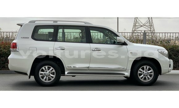 Acheter Import Voiture Toyota Land Cruiser Blanc à Import - Dubai, Estuaire Acheter Import Voiture Toyota Land Cruiser Blanc à Import - Dubai, Estuaire