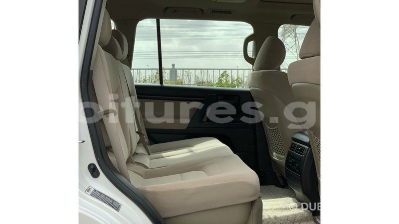 Big with watermark toyota land cruiser estuary import dubai 7086