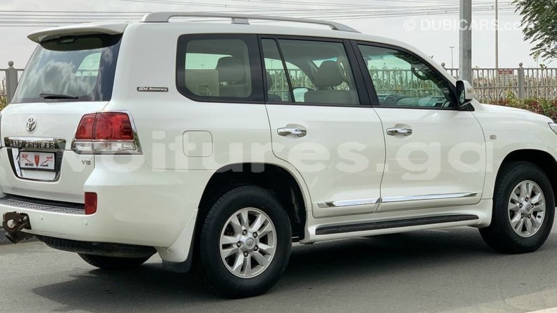 Big with watermark toyota land cruiser estuary import dubai 7086