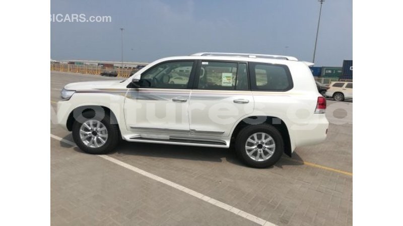 Big with watermark toyota land cruiser estuary import dubai 7110